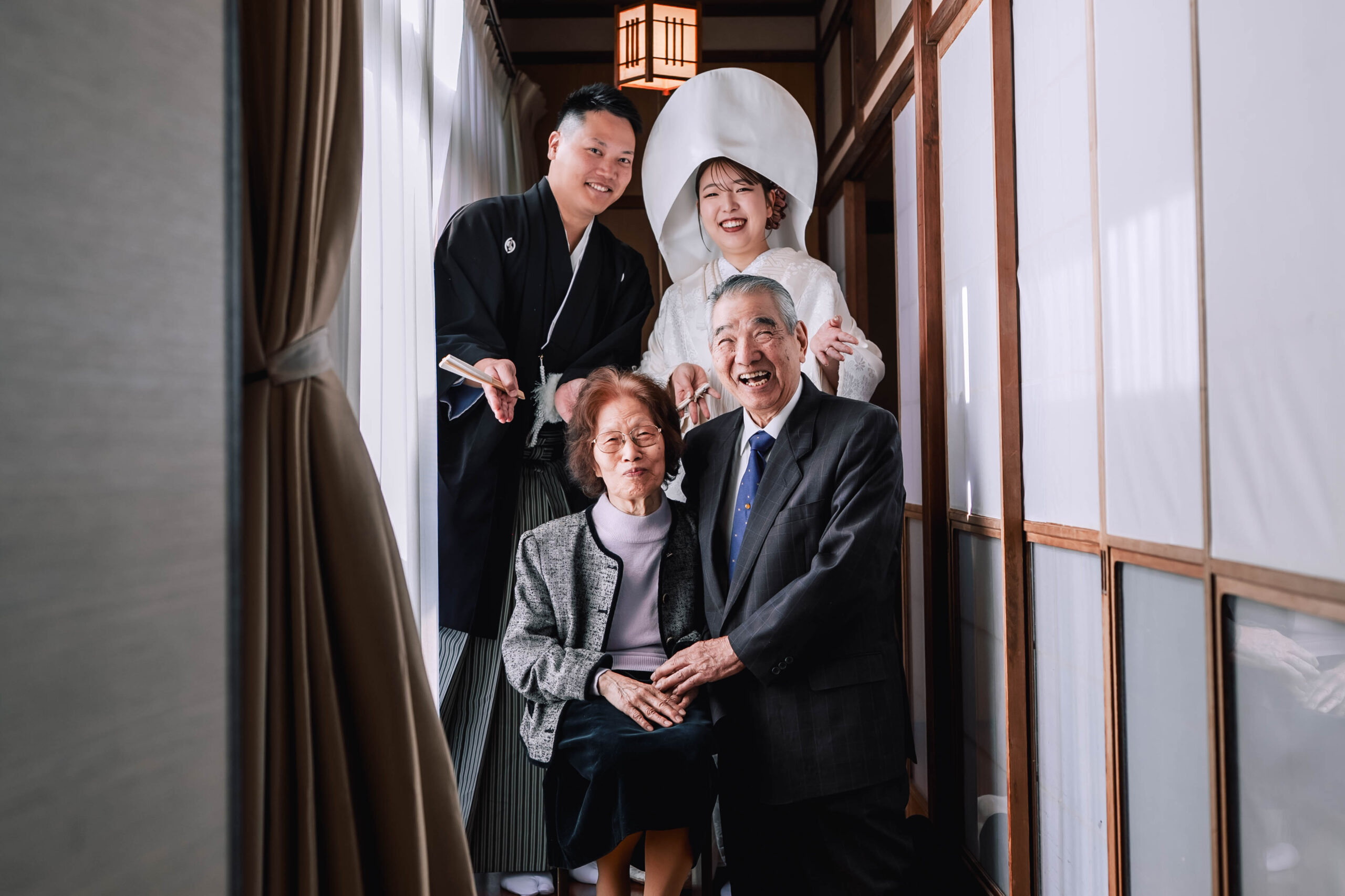 おじいちゃん、おばあちゃんと一緒に過ごすウェディングフォト
